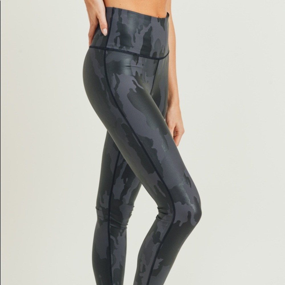 NWT!🥰 Trendy Camo Foil Highwaist Leggings - Picture 4 of 8